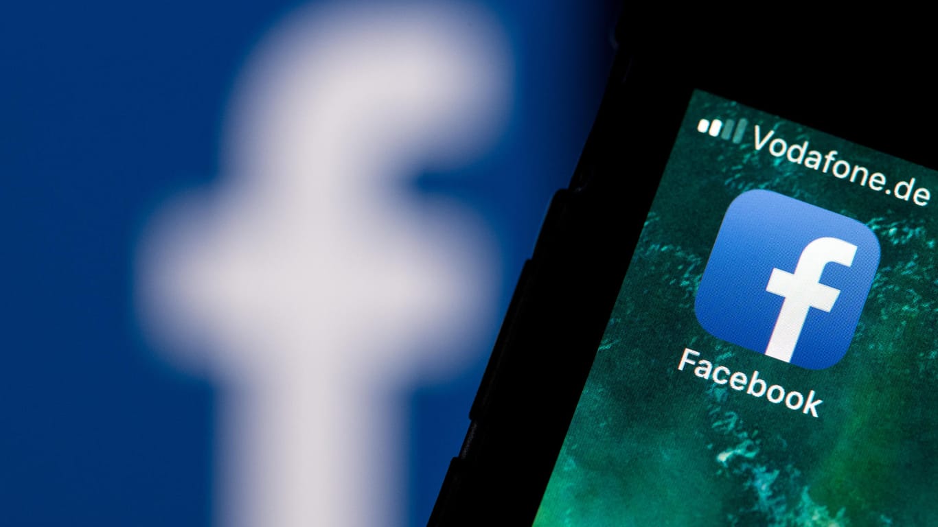 Logo von Facebook auf Smartphone-Bildschirm: Vor dem Bundesgerichtshof kämpfte ein Elternpaar darum, Zugang zum Facebook-Konto ihrer verstorbenen Tochter zu bekommen.