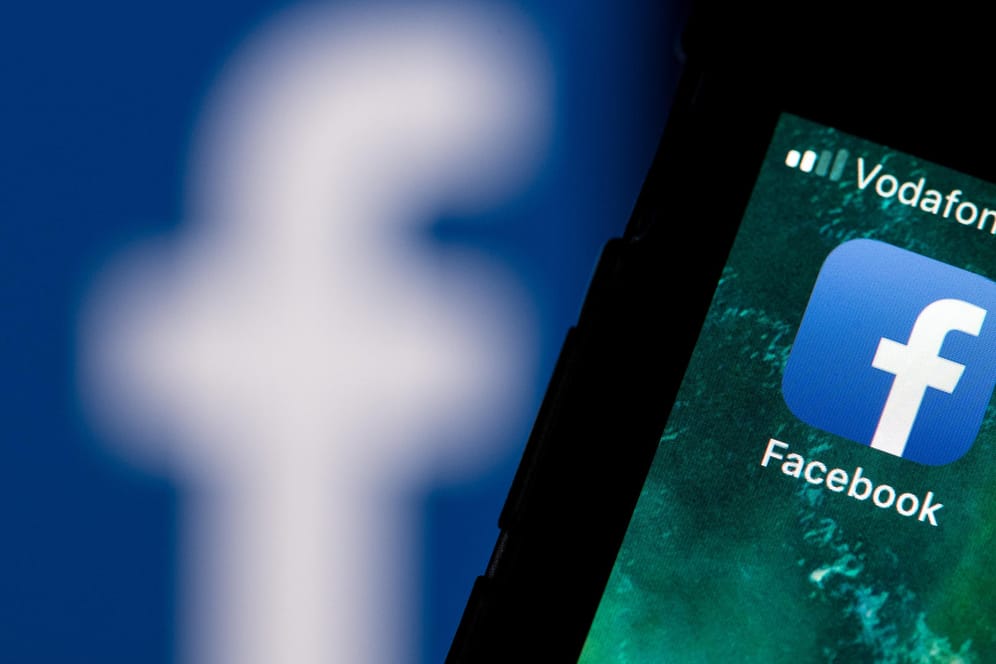 Logo von Facebook auf Smartphone-Bildschirm: Vor dem Bundesgerichtshof kämpfte ein Elternpaar darum, Zugang zum Facebook-Konto ihrer verstorbenen Tochter zu bekommen.