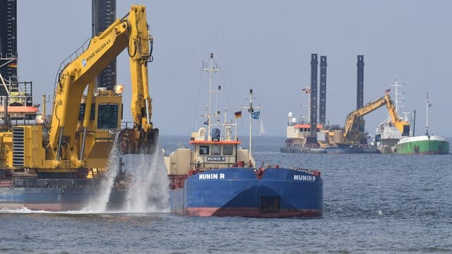 Bagger arbeiten im Greifswalder Bodden am Unterwassergraben der neuen Gas-Pipeline Nord Stream 2. Bagger arbeiten im Greifswalder Bodden am Unterwassergraben der neuen Gas-Pipeline Nord Stream 2.