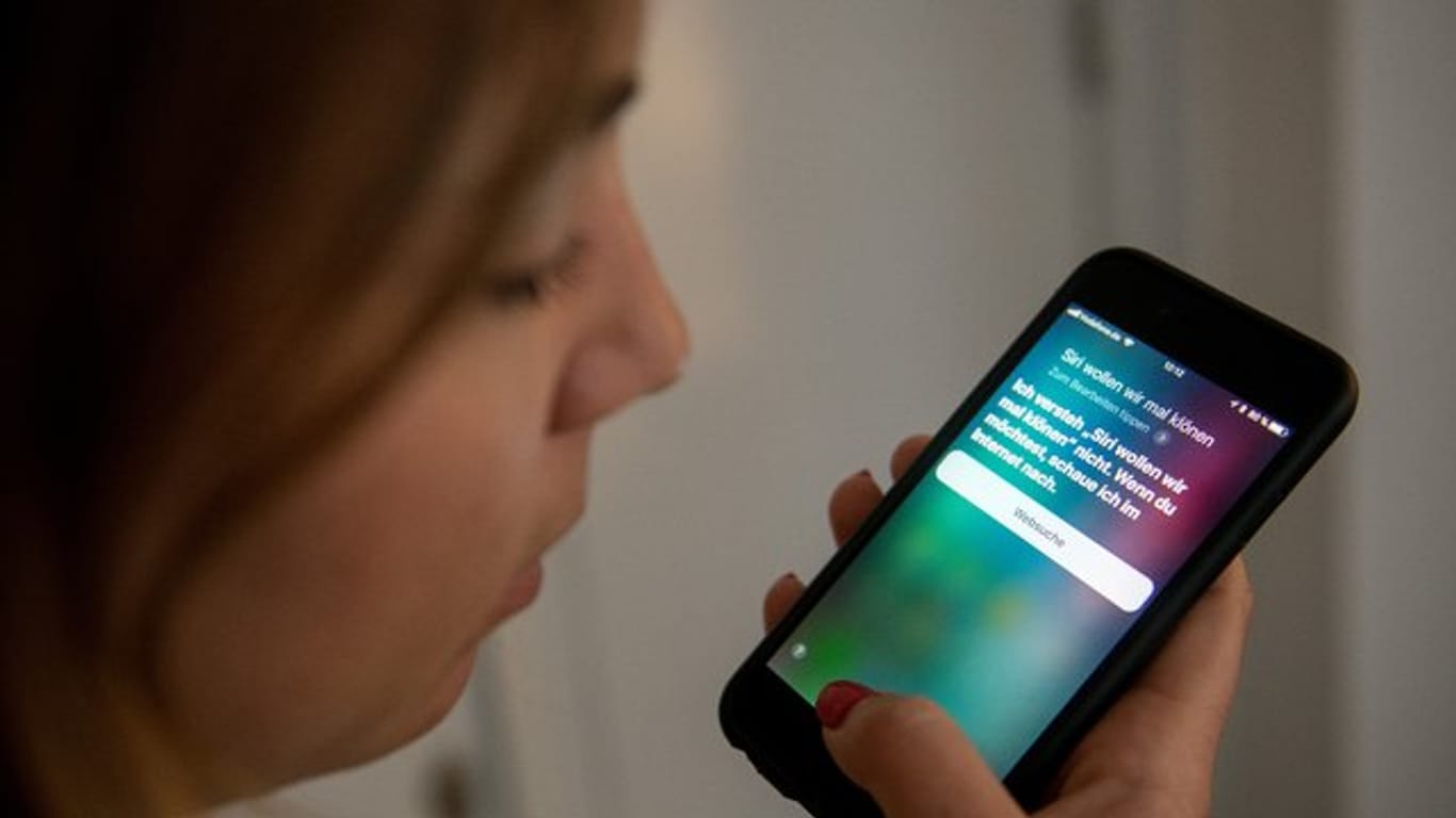 Apples Sprachassistentin Siri wird immer wieder dafür kritisiert, dass sie schlechter funktioniere als ihre Konkurrenten Google Assistant und Alexa von Amazon.