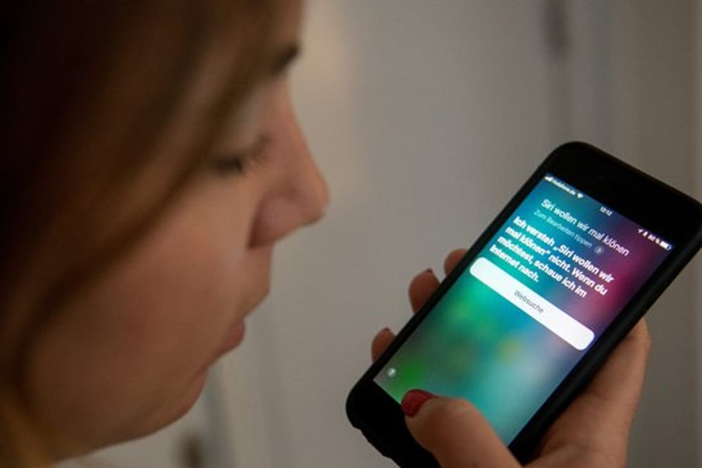 Apples Sprachassistentin Siri wird immer wieder dafür kritisiert, dass sie schlechter funktioniere als ihre Konkurrenten Google Assistant und Alexa von Amazon.