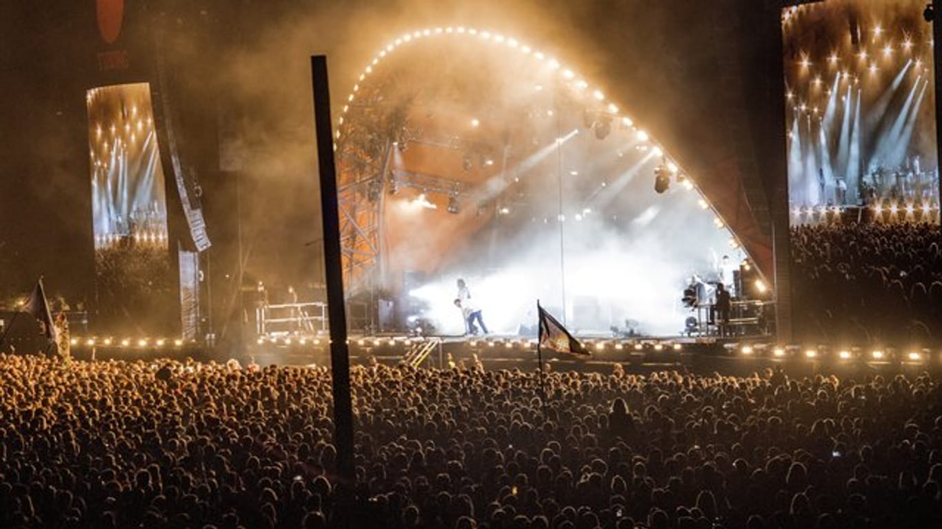 Die Gorillaz bei ihrem Auftritt in Roskilde: Frontmann Damon Albarn ist zum Bühnenrand geeilt.