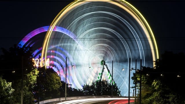 Ein Riesenrad der Rheinkirmes als großer Lichtkreisel, aufgenommen per Langzeitbelichtung.