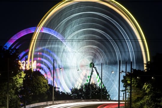 Ein Riesenrad der Rheinkirmes als großer Lichtkreisel, aufgenommen per Langzeitbelichtung.