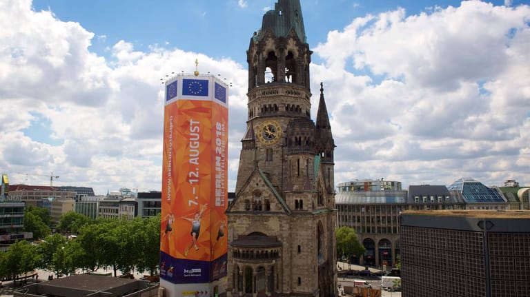 Anlässlich der Leichtathletik-EM in Berlin wurde der Glockenturm der Gedächtniskirche verhüllt.