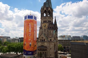 Anlässlich der Leichtathletik-EM in Berlin wurde der Glockenturm der Gedächtniskirche verhüllt.