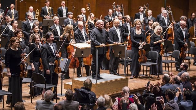 Jaap van Zweden (am Pult) dirigiert die New Yorker Philharmoniker (2016). Jaap van Zweden (am Pult) dirigiert die New Yorker Philharmoniker (2016).