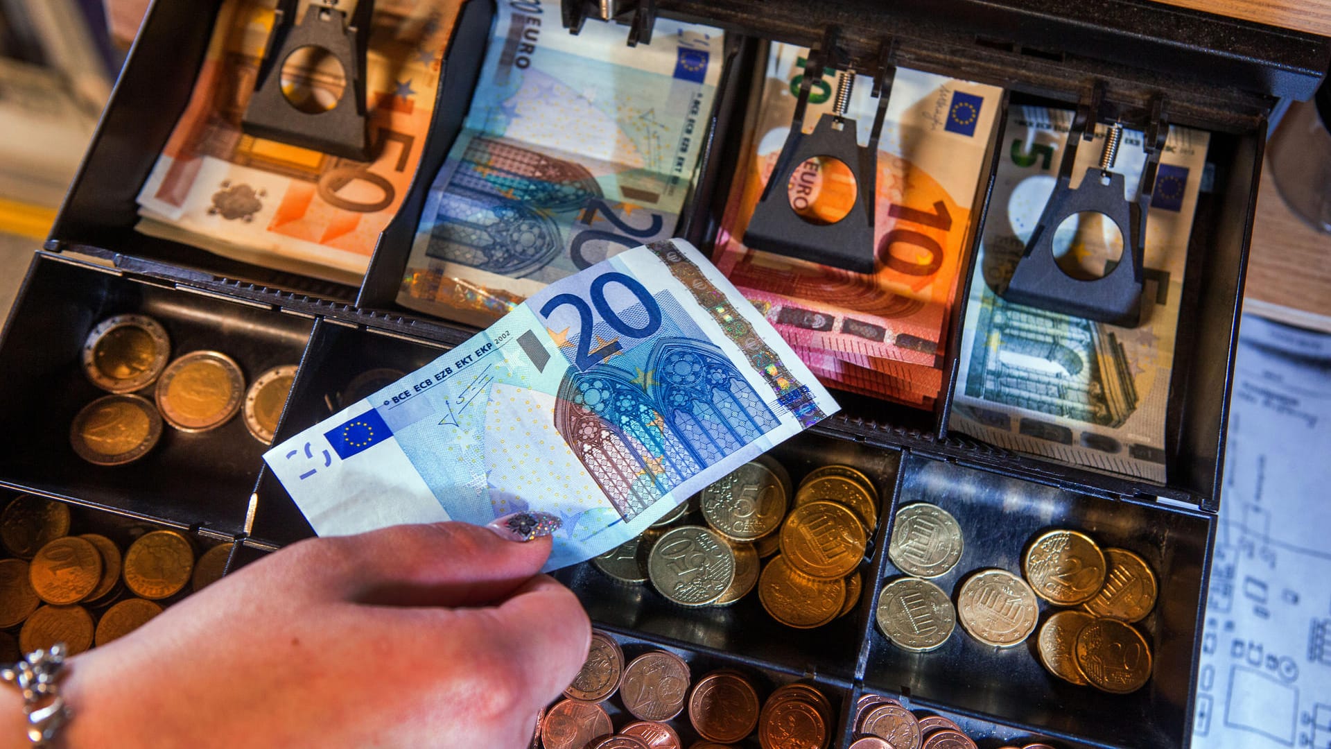 Geldfach einer Ladenkasse: Die Inflation in Deutschland ist den zweiten Monat in Folge über zwei Prozent gestiegen. Geldfach einer Ladenkasse: Die Inflation in Deutschland ist den zweiten Monat in Folge über zwei Prozent gestiegen.