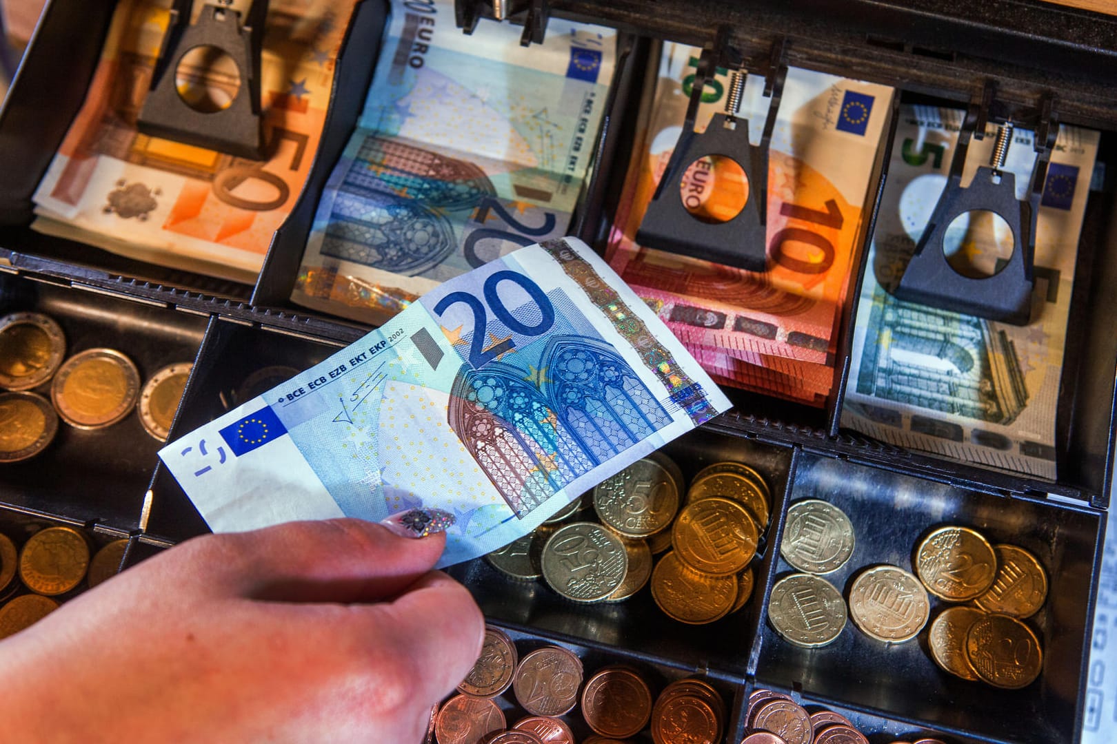 Geldfach einer Ladenkasse: Die Inflation in Deutschland ist den zweiten Monat in Folge über zwei Prozent gestiegen. Geldfach einer Ladenkasse: Die Inflation in Deutschland ist den zweiten Monat in Folge über zwei Prozent gestiegen.