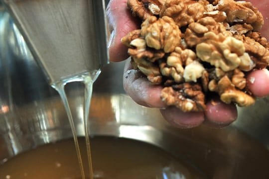 Das feine, aromatische Walnussöl eignet sich besonders gut zu Salaten, kalten Vorspeisen und Desserts.