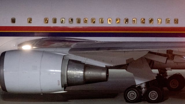 Ein mit abgelehnten Asylsuchenden besetztes Flugzeug rollt vom Flughafen zur Startbahn. Ein mit abgelehnten Asylsuchenden besetztes Flugzeug rollt vom Flughafen zur Startbahn.