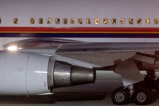 Ein mit abgelehnten Asylsuchenden besetztes Flugzeug rollt vom Flughafen zur Startbahn.