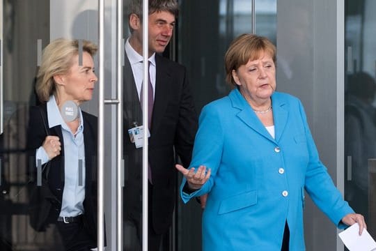 Angela Merkel geht mit Verteidigungsministerin Ursula von der Leyen zu einem Pressestatement zum Abschluss des Gipfels.