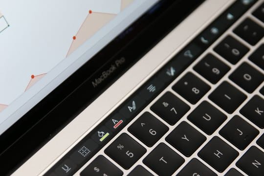 Mac-Tastatur: In vergangenen Monaten hatten Profi-Nutzer zunehmend kritisiert, dass die teureren Pro-Versionen der Apple-Computer nicht die neuesten Prozessoren haben.
