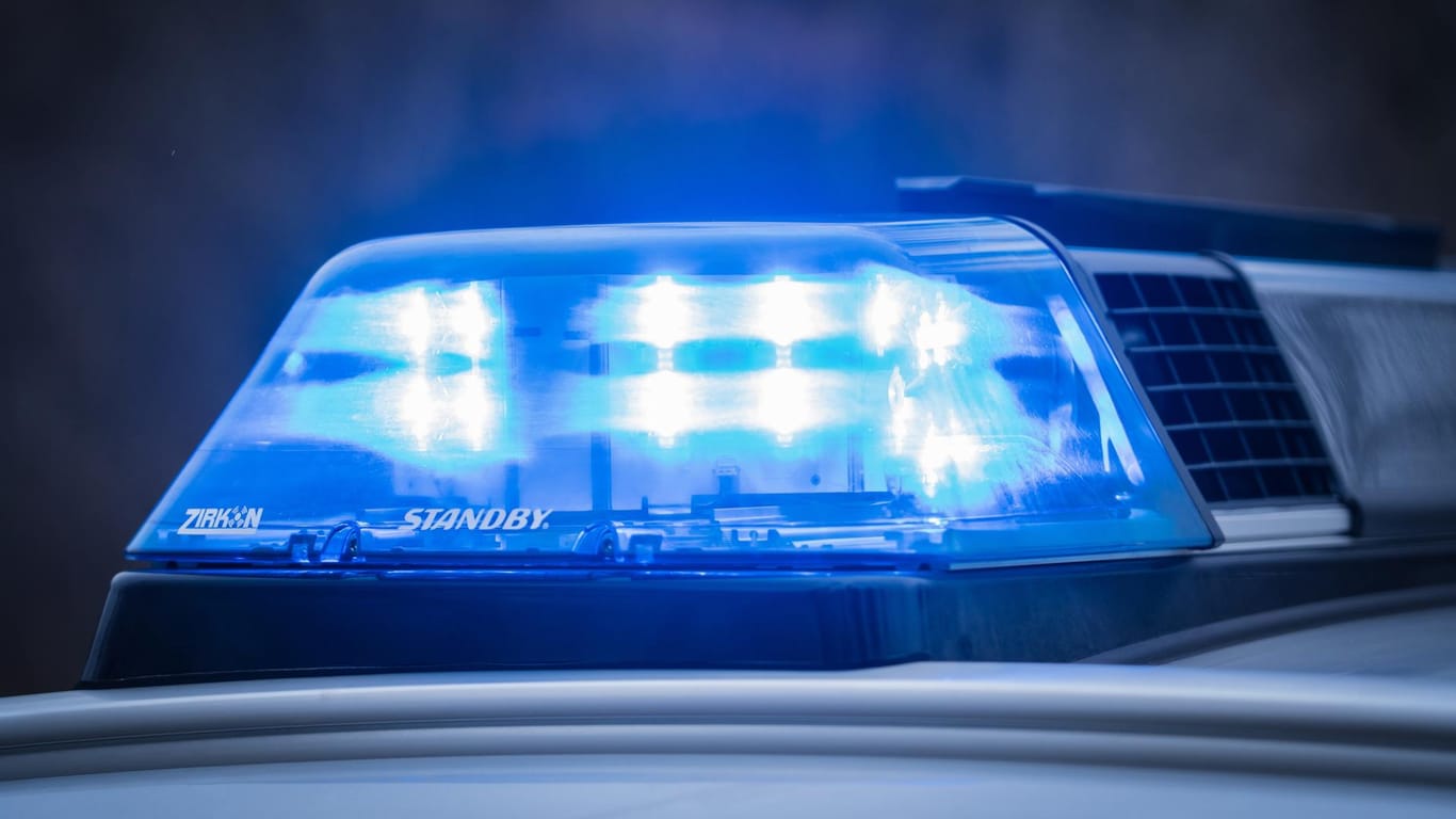 Ein Polizeiauto mit Blaulicht: Die Hamburger Beamten vermuteten, dass die Erpresser aus dem Umfeld der Familie stammen könnten. Alle Verdächtigen wurden aber wieder freigelassen.