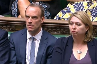 Dominic Raab (l), der neue Brexit-Minister in Großbritannien, sitzt neben Karen Bradley, Staatssekretärin für Nordirland, im Parlament.