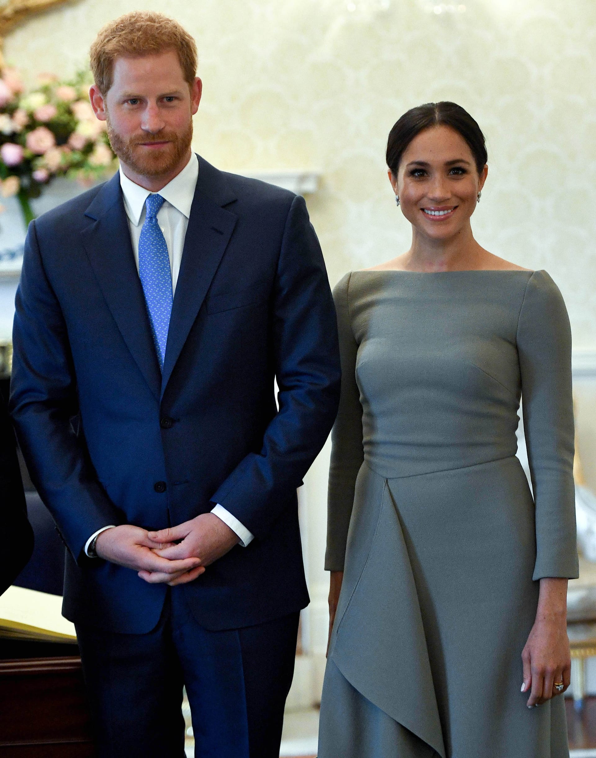 Herzogin Meghan strahlt an der Seite von Prinz Harry: Und ja, sie trägt einen BH.