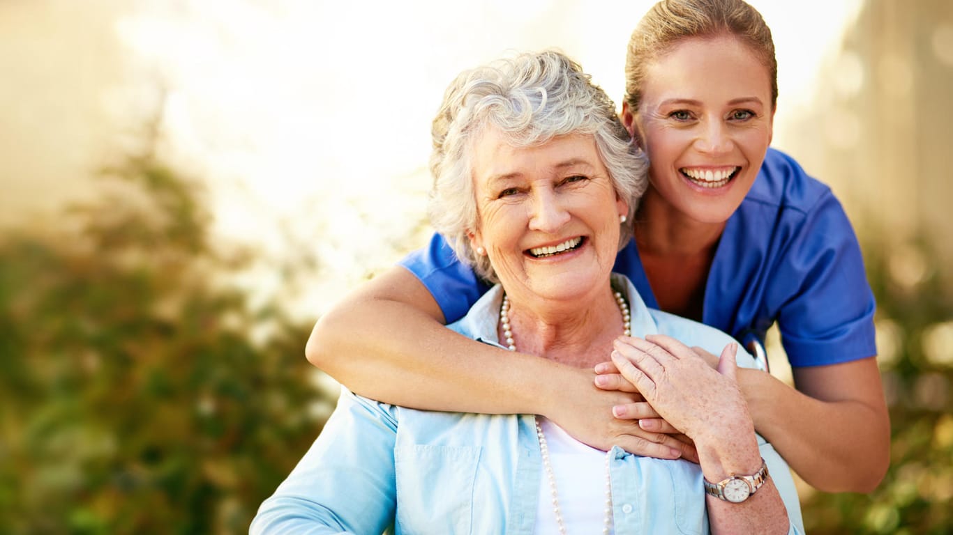 Ältere und jüngere Frau: Eine zusätzliche private Pflegeversicherung lohnt sich nicht in jedem Fall.