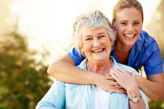 Ältere und jüngere Frau: Eine zusätzliche private Pflegeversicherung lohnt sich nicht in jedem Fall.