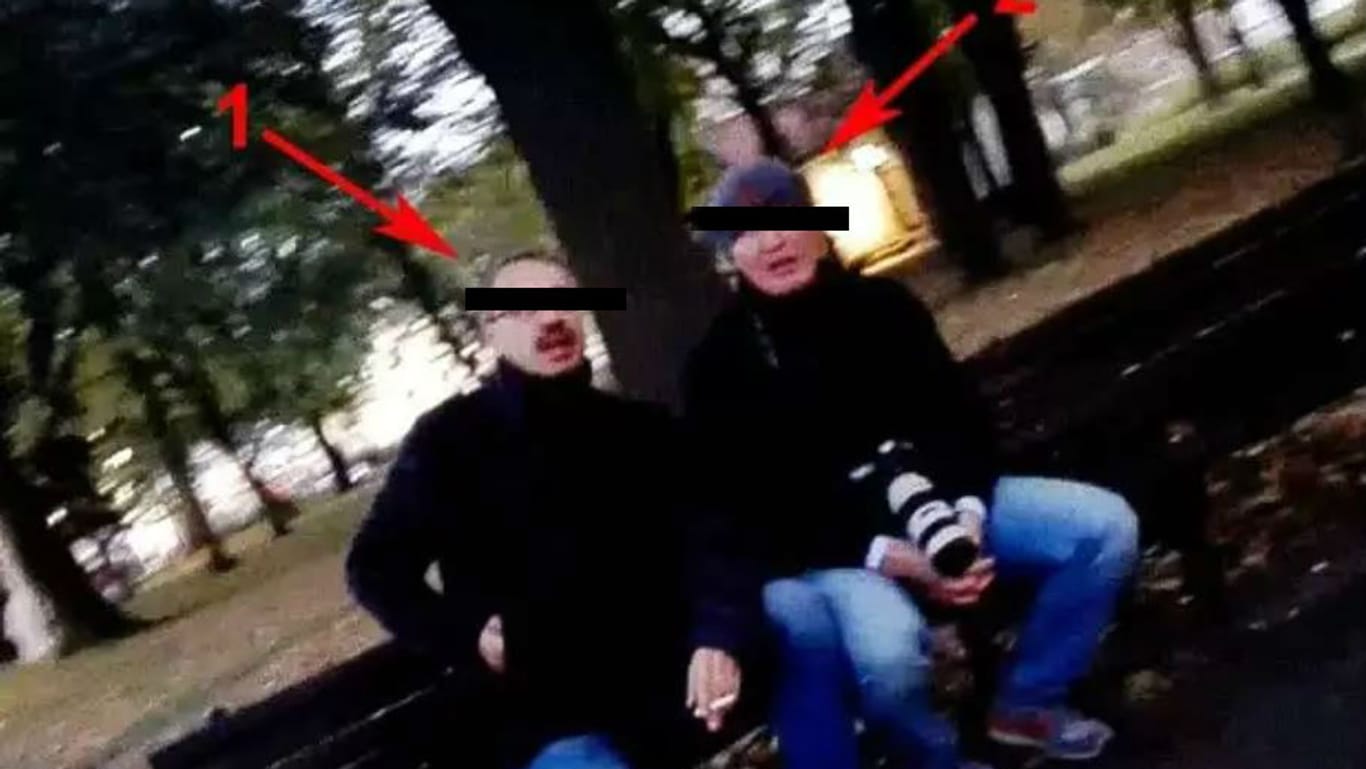 Die mutmaßlichen russischen Agenten vermutlich in einem Park im serbischen Belgrad: Die Bilder, die zunächst vom monetnegrinischen Sender "PinkM" und dann vom britischen "Telegraph" veröffentlicht wurden, sind Teil der Beweisführung der Anklage.