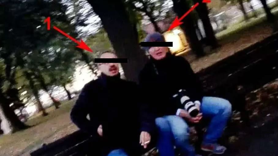 Die mutmaßlichen russischen Agenten vermutlich in einem Park im serbischen Belgrad: Die Bilder, die zunächst vom monetnegrinischen Sender "PinkM" und dann vom britischen "Telegraph" veröffentlicht wurden, sind Teil der Beweisführung der Anklage.