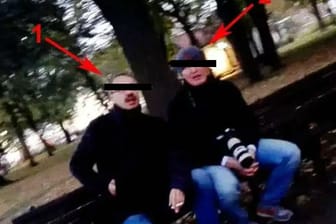 Die mutmaßlichen russischen Agenten vermutlich in einem Park im serbischen Belgrad: Die Bilder, die zunächst vom monetnegrinischen Sender "PinkM" und dann vom britischen "Telegraph" veröffentlicht wurden, sind Teil der Beweisführung der Anklage.