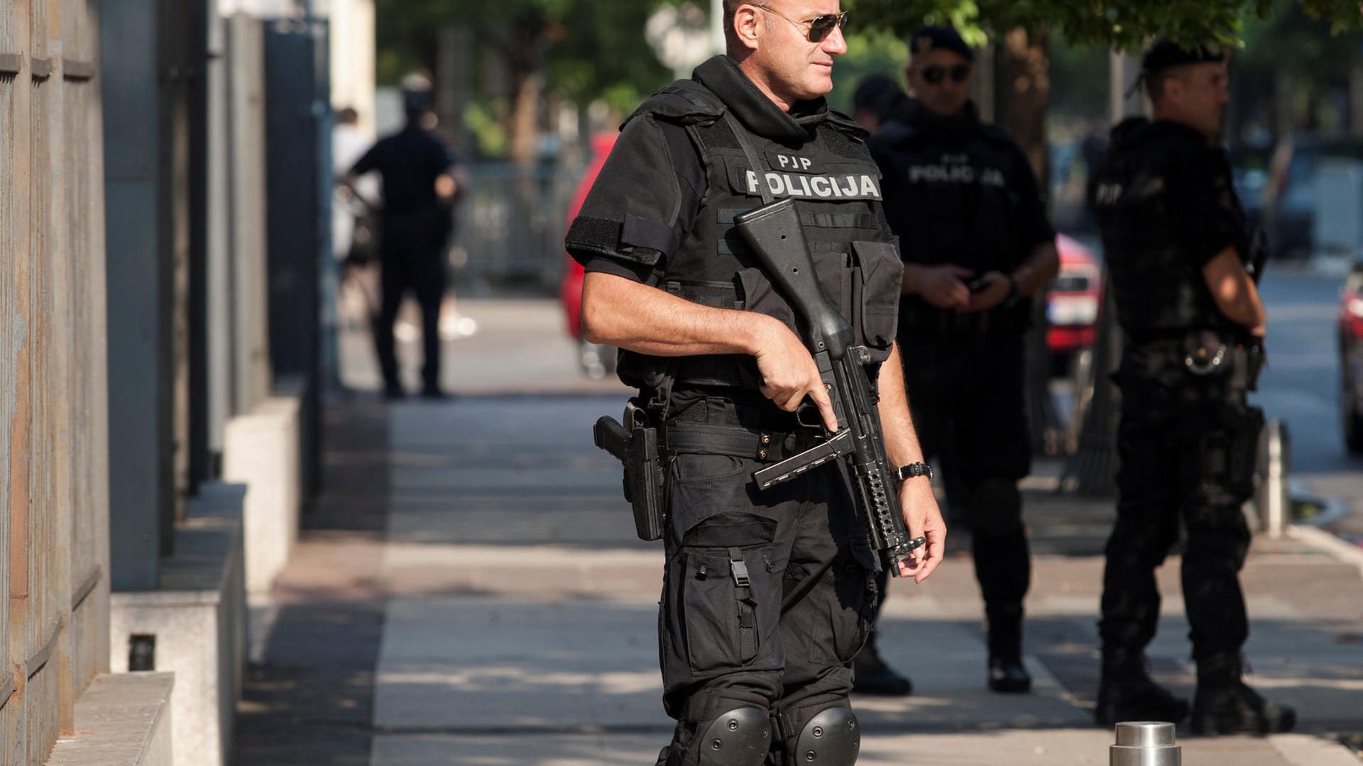 Ein Polizist bewacht das Gerichtsgebäude in Pogdorica, Montenegro: Der Plot sollte, so die Anklage, den Nato-Beitritt des Landes verhindern. Russland hatte ursprünglich die Absicht, dort einen Militärhafen zu einzurichten.