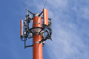 Ein Sendemast Antennen für den Mobilfunk: Der Netzausbau soll in Deutschland schneller vorangehen.