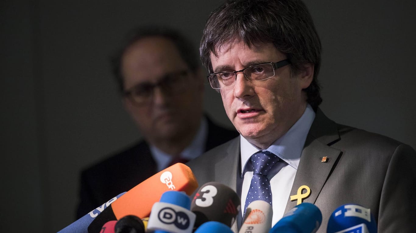 Der ehemalige katalanische Seperatistenführer Carles Puigdemont bei einer Pressekonferenz. Die spanischen Behörden wollen nun offenbar auf eine Auslieferung verzichten.