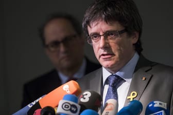 Der ehemalige katalanische Seperatistenführer Carles Puigdemont bei einer Pressekonferenz. Die spanischen Behörden wollen nun offenbar auf eine Auslieferung verzichten.