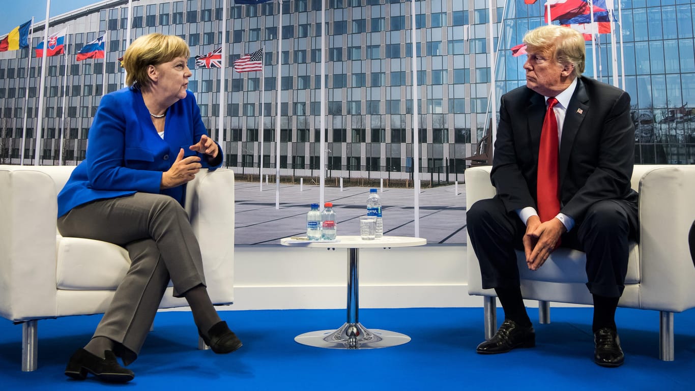 Angela Merkel und Donald Trump treffen sich beim Nato-Gipfel zum Einzelgespräch: Der US-Präsident drohte den Nato-Partnern mit Rückzug der USA, wenn diese ihre Verteidigungsausgaben nicht deutlich erhöhen würden.