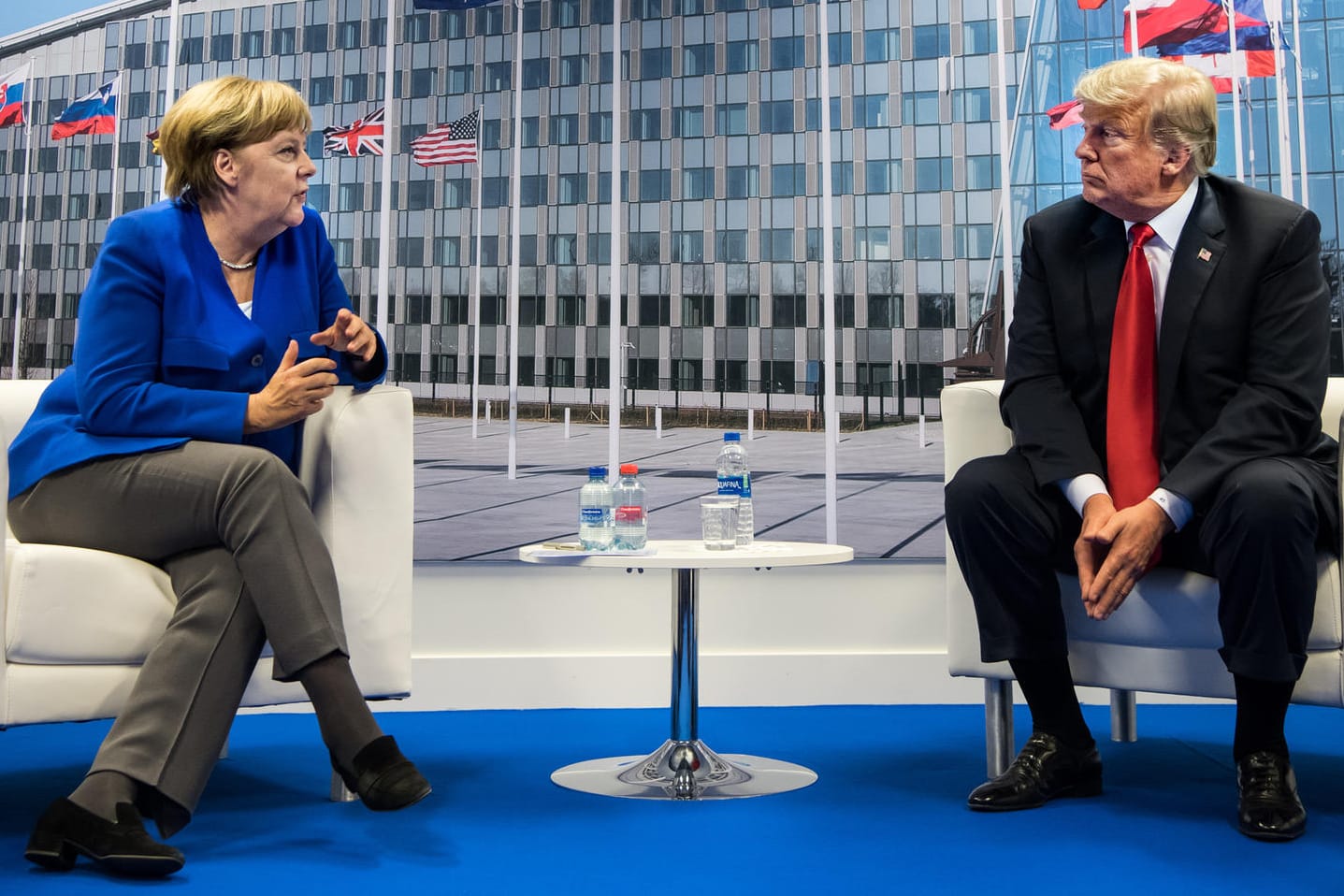 Angela Merkel und Donald Trump treffen sich beim Nato-Gipfel zum Einzelgespräch: Der US-Präsident drohte den Nato-Partnern mit Rückzug der USA, wenn diese ihre Verteidigungsausgaben nicht deutlich erhöhen würden.