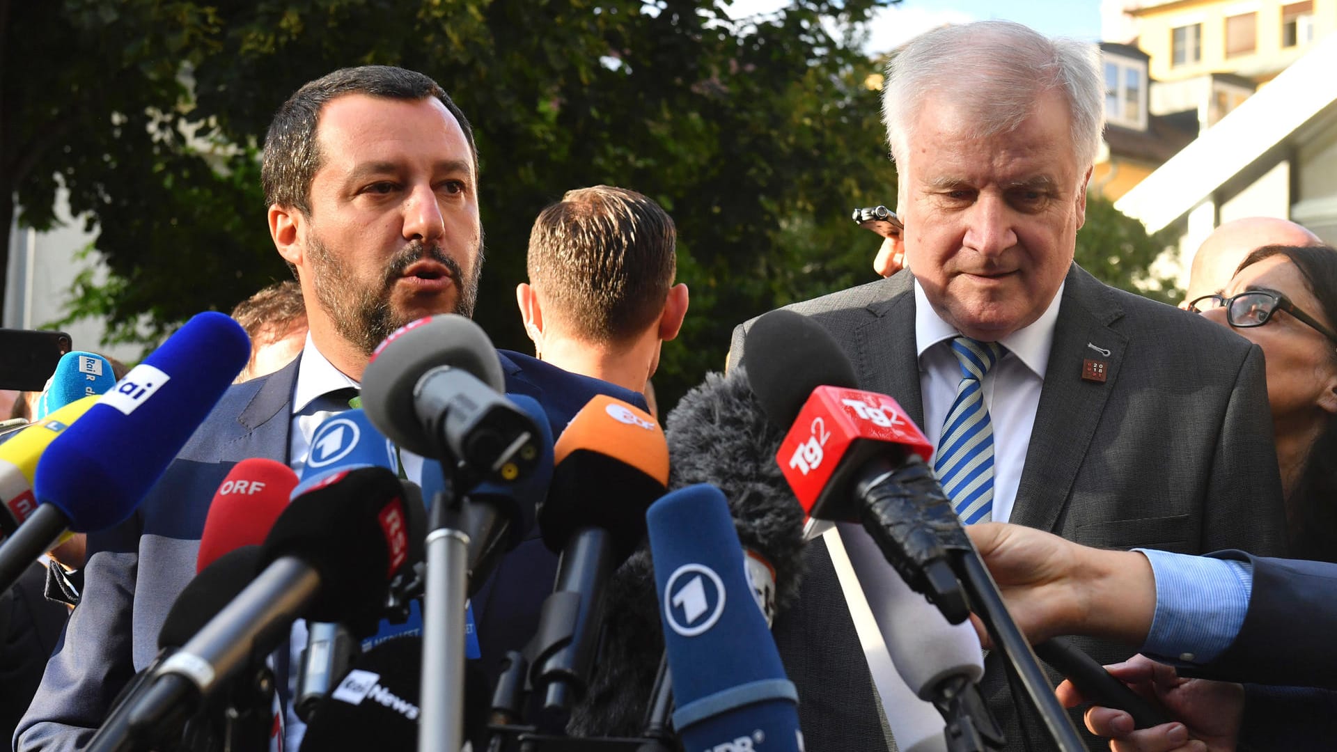 Italiens Innenminister Matteo Salvini und Horst Seehofer: Horst Seehofer: Nach einem Gespräch mit seinen Amtskollegen aus Österreich und Italien zeigte sich der CSU-Chef beim Thema Binnenmigration optimistisch.