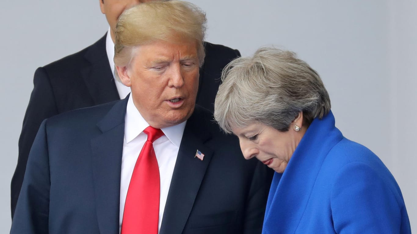 US-Präsident Donald Trump spricht mit der britischen Premierministerin Theresa May auf dem Nato-Gipfel. Danach reiste Trump direkt nach London weiter. Und kritisierte May für ihre Brexit-Politik.