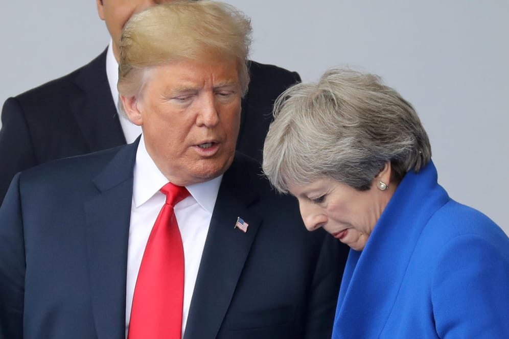 US-Präsident Donald Trump spricht mit der britischen Premierministerin Theresa May auf dem Nato-Gipfel. Danach reiste Trump direkt nach London weiter. Und kritisierte May für ihre Brexit-Politik.