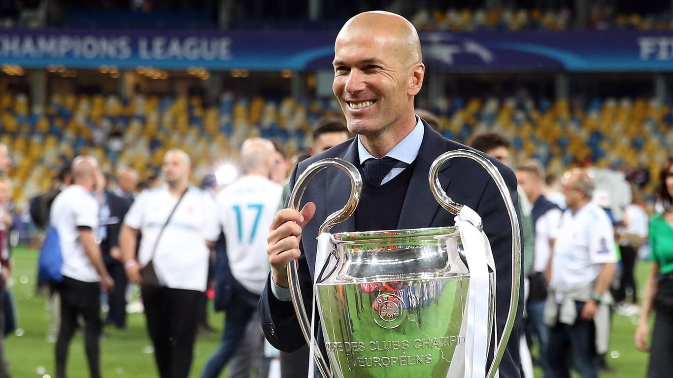 Zinedine Zidane mit dem Henkelpott: Dreimal in Folge gewann der Trainer mit Real Madrid die Champions League. Trainiert er nun Katar bei der WM 2022?