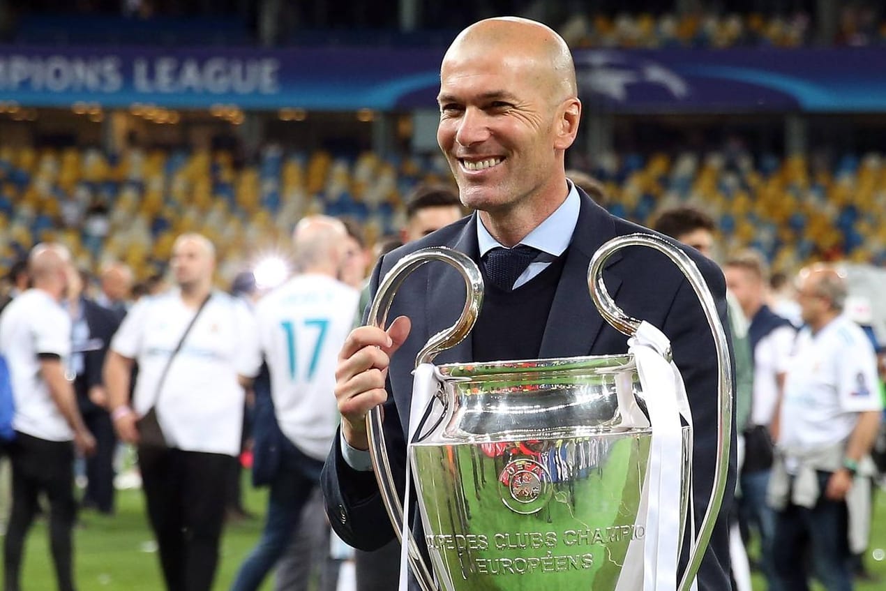 Zinedine Zidane mit dem Henkelpott: Dreimal in Folge gewann der Trainer mit Real Madrid die Champions League. Trainiert er nun Katar bei der WM 2022?