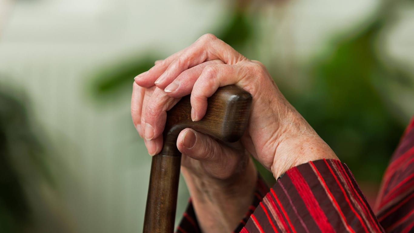 Eine Seniorin mit Gehstock: In Berlin hat eine 103-Jährige ein Trickdieb-Trio in die Flucht geschlagen. Die Räuber wollten an die Wertsachen in ihrer Wohnung.