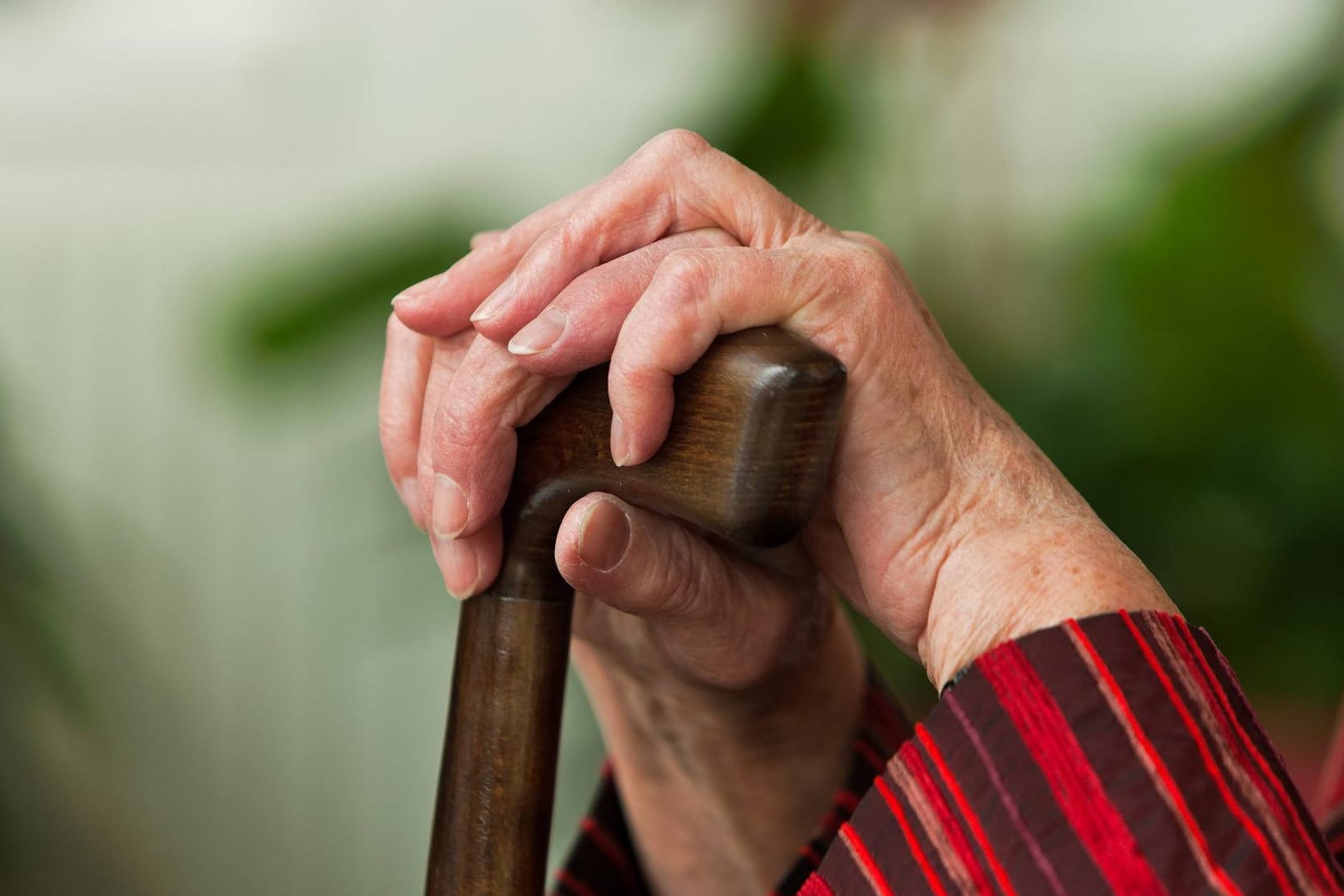 Eine Seniorin mit Gehstock: In Berlin hat eine 103-Jährige ein Trickdieb-Trio in die Flucht geschlagen. Die Räuber wollten an die Wertsachen in ihrer Wohnung.