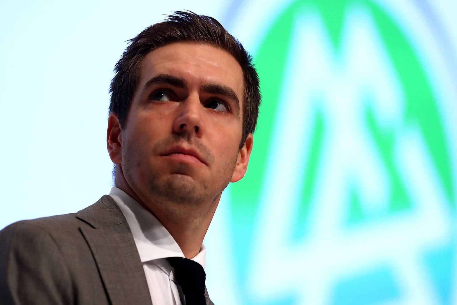 Philipp Lahm vor dem DFB-Logo: Der ehemalige Kapitän der Nationalelf kritisiert den Führungsstil des Budnestrainers.