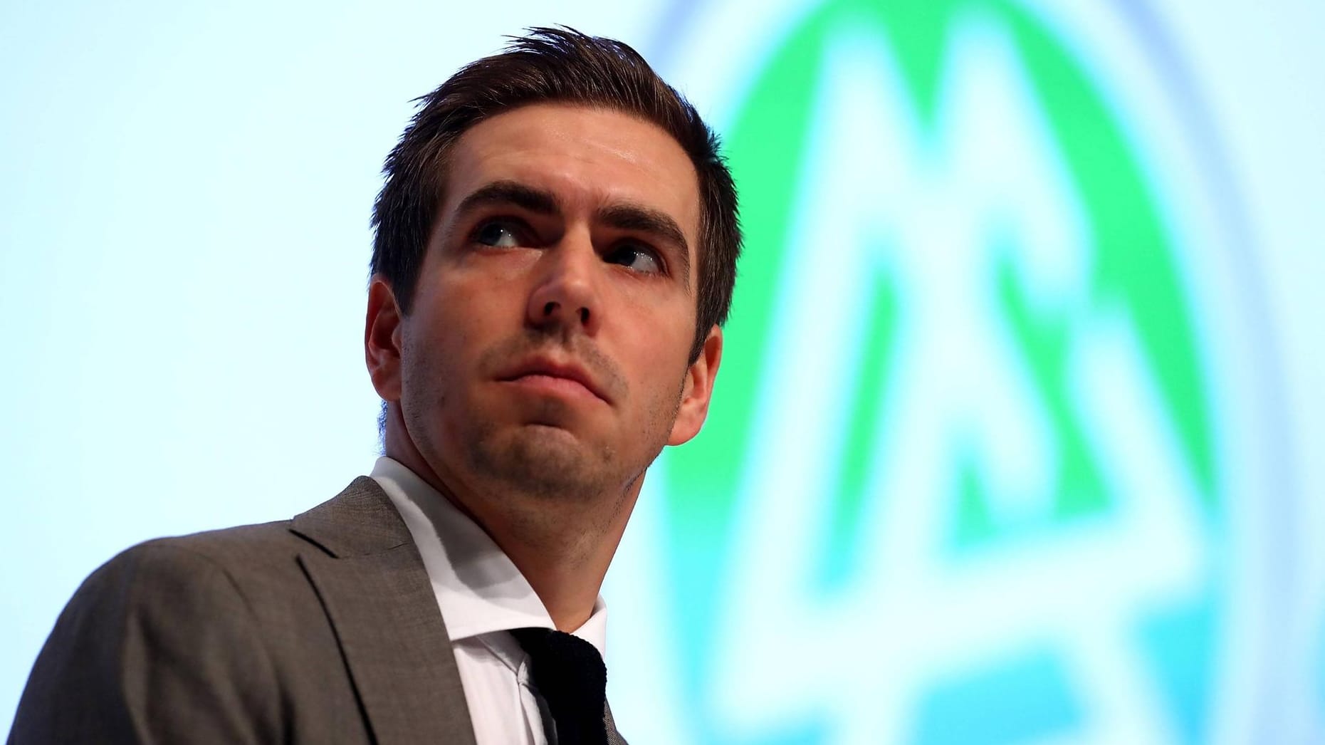 Philipp Lahm vor dem DFB-Logo: Der ehemalige Kapitän der Nationalelf kritisiert den Führungsstil des Budnestrainers.