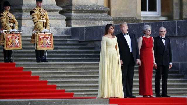 US-Präsident Donald Trump und seine Frau Melania werden von der britischen Premierministerin Theresa May und ihrem Mann Philip in Blenheim Palace empfangen. US-Präsident Donald Trump und seine Frau Melania werden von der britischen Premierministerin Theresa May und ihrem Mann Philip in Blenheim Palace empfangen.