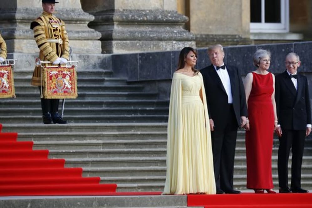 US-Präsident Donald Trump und seine Frau Melania werden von der britischen Premierministerin Theresa May und ihrem Mann Philip in Blenheim Palace empfangen.