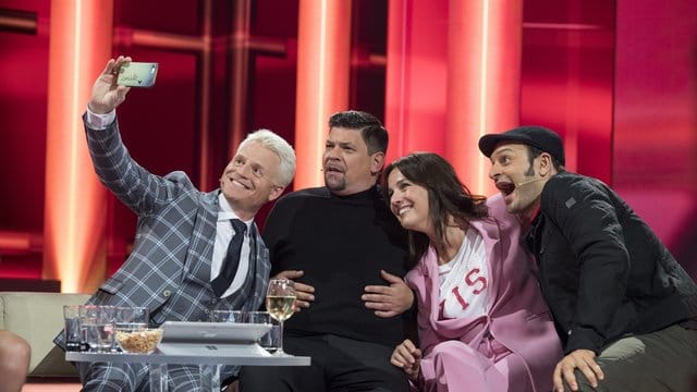 Guido Cantz (l-r) macht ein Selfie mit seinen Gästen Tim Mälzer, Desiree Nosbusch und Kaya Yanar.