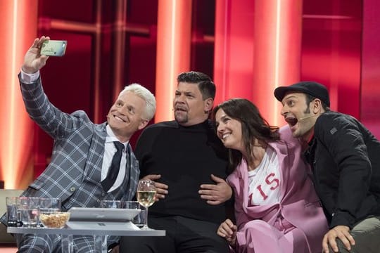 Guido Cantz (l-r) macht ein Selfie mit seinen Gästen Tim Mälzer, Desiree Nosbusch und Kaya Yanar.