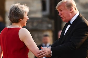 Theresa May, Donald Trump bei der Ankunft in Blenheim Palace: Unhöfliches Interview zum Staatsbesuch