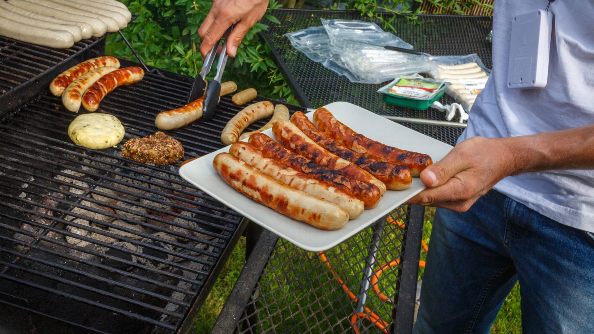 Bratwurst auf einem Grill