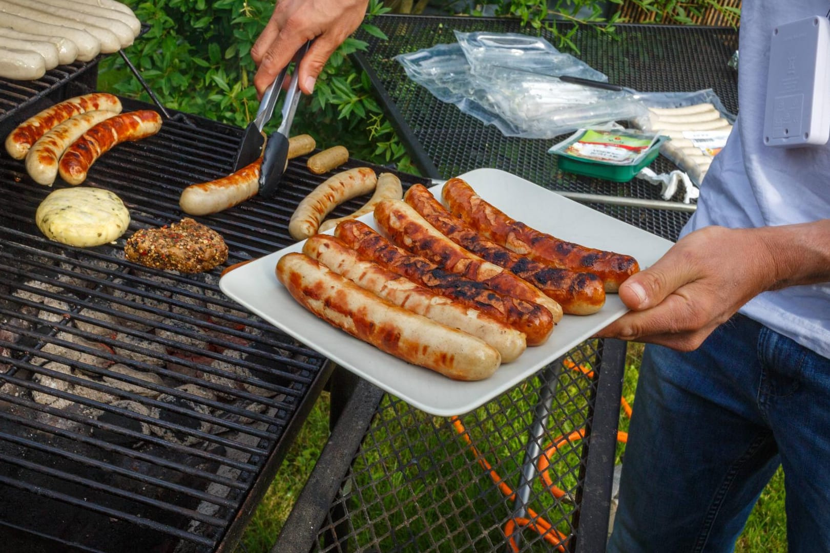 Bratwurst auf einem Grill