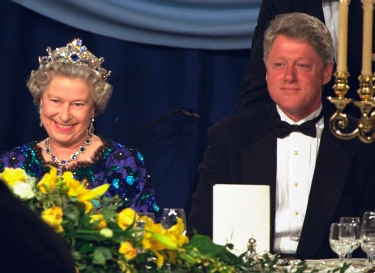 Die Queen trifft Bill Clinton im Jahr 1994: Der US-Präsident und seine Frau Hilary wurden auch auf die Royale Yacht eingeladen.