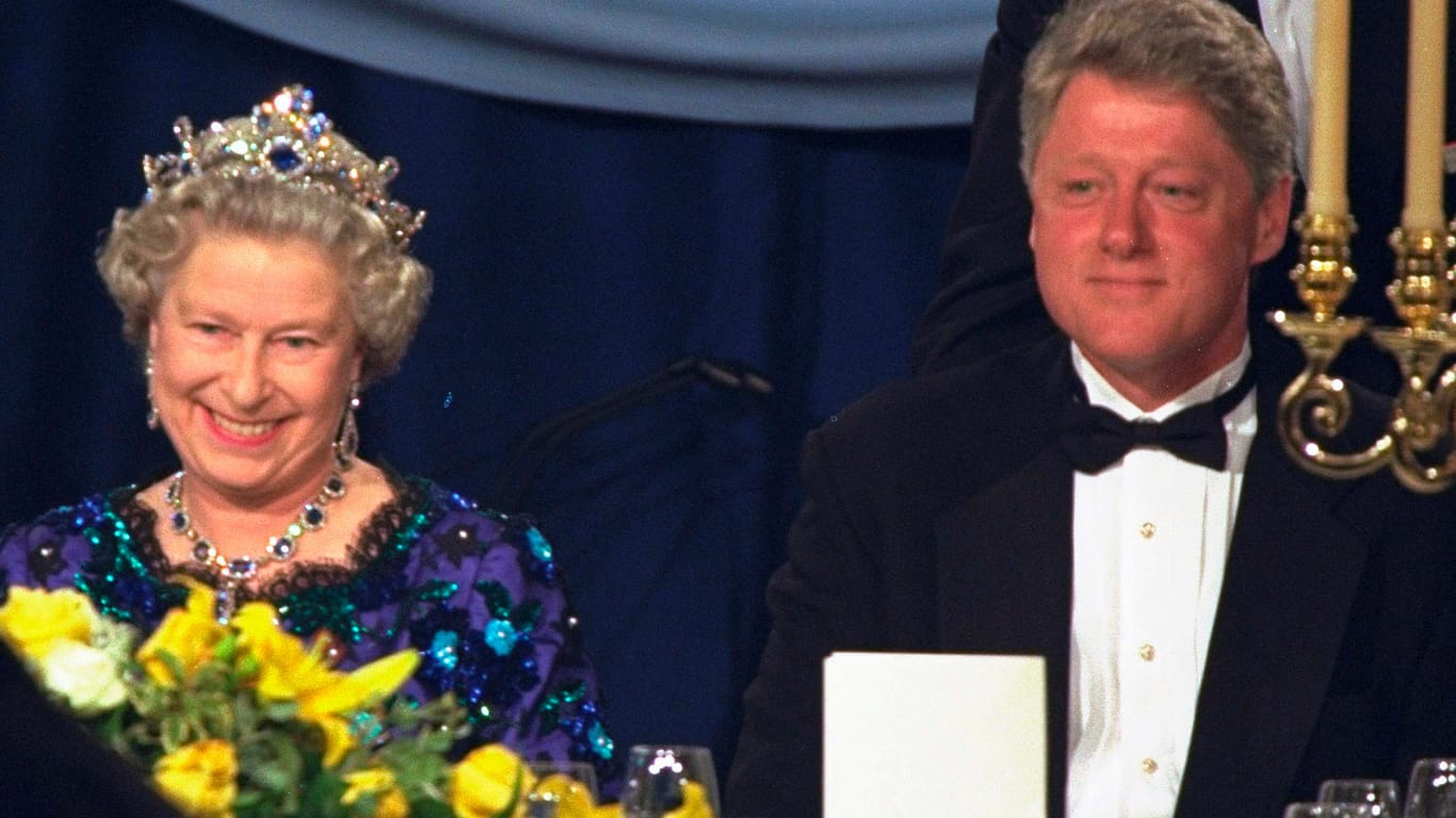 Die Queen trifft Bill Clinton im Jahr 1994: Der US-Präsident und seine Frau Hilary wurden auch auf die Royale Yacht eingeladen.
